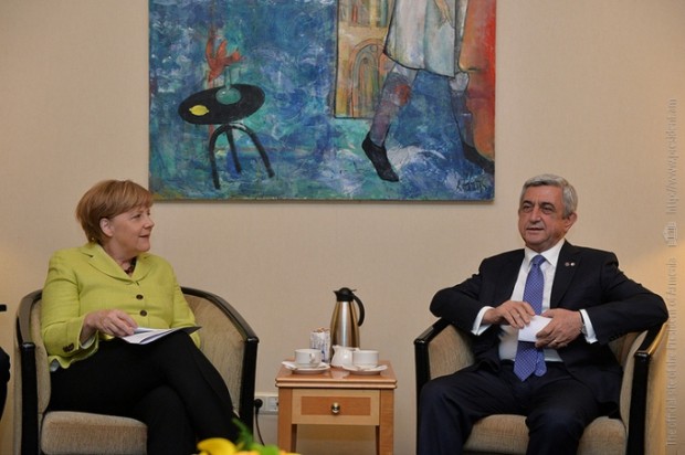 Ermenistan Devlet Başkanı,  Almanya Başbakanı ile Riga'da buluştu