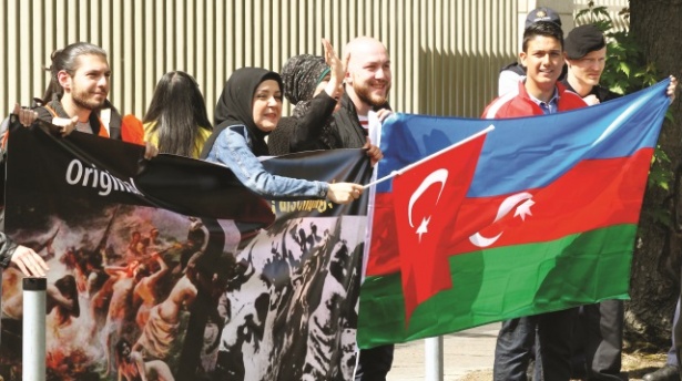 Türkler, Ermeni Soykırımı için adalet isteyenler protestoculara engel oldu