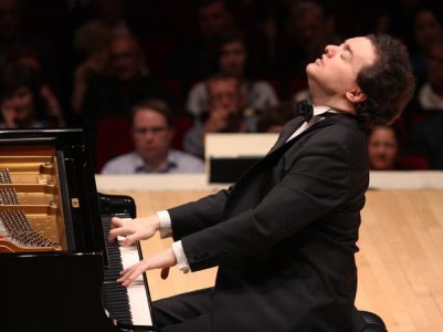 Ünlü piyanist Yevgeniy Kisin, Ermeni Soykırımı anısına konser verdi