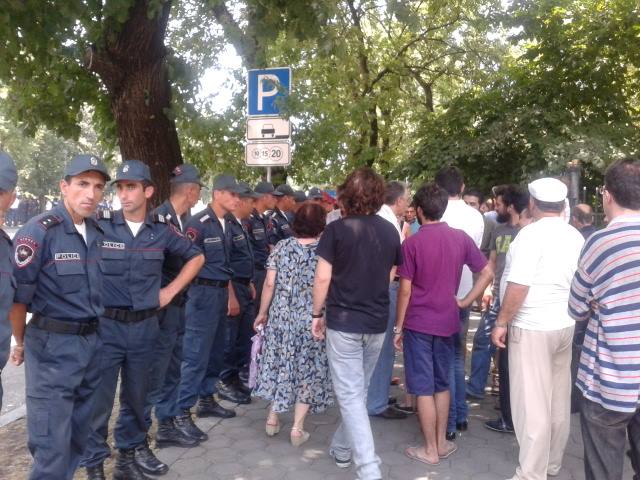 Ermenistan'da polis göstericilerin kapattığı Baghramyan caddesini trafiğe açtı (video)