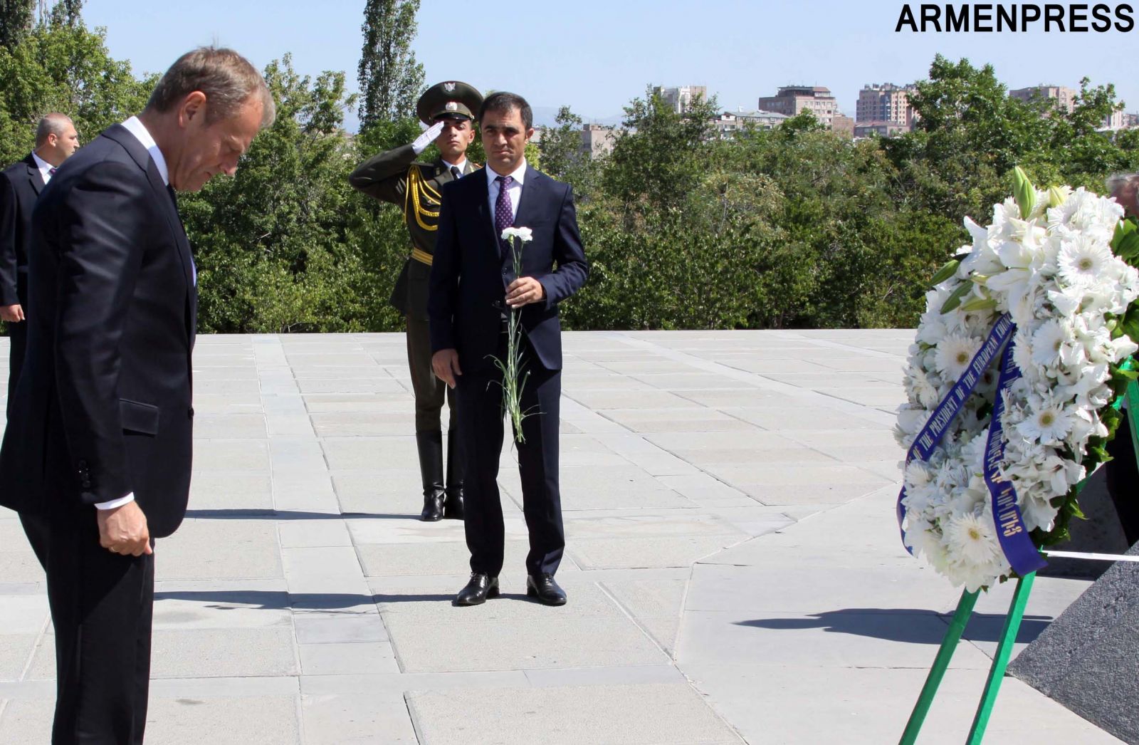 Avrupa Konseyi Başkanı Donald Tusk Ermeni Soykırım anıtına çelenk koydu (fotolar)