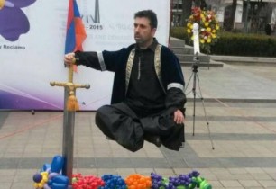 Arjantin’de Ermeni sihirbazdan Ermeni Soykırımı’nı anma etkinliği (fotolar)