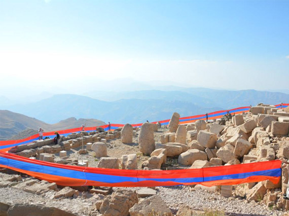 100 metrelik Ermeni bayrağı, Nemrut Dağı’nda açıldı