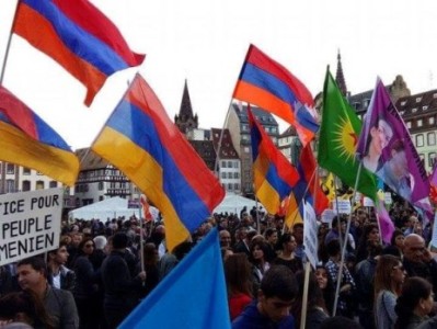 Türk çocuklar Ermeni öğrenciye işkence yaptı. Strasburg'da Ermeniler protesto yapıypor