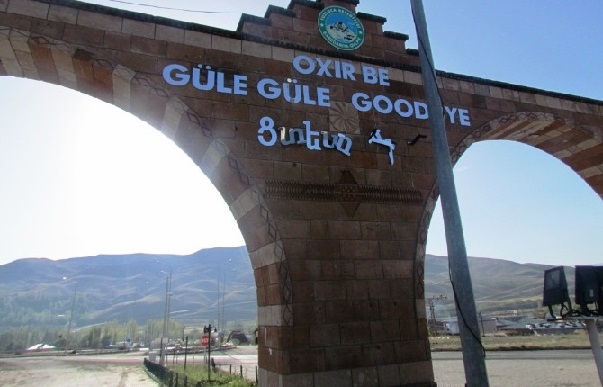 Tuzluca’daki (Koğb) Ermenice yazılı tabelaya çirkin saldırı