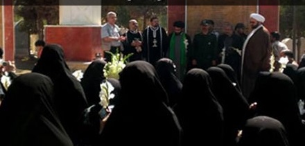 İranlı din adamı Ermeni mezarlarına çiçek bıraktı
