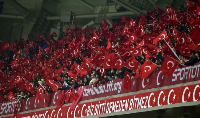 İstanbul’da, Paris için yapılan saygı duruşu ıslıklandı