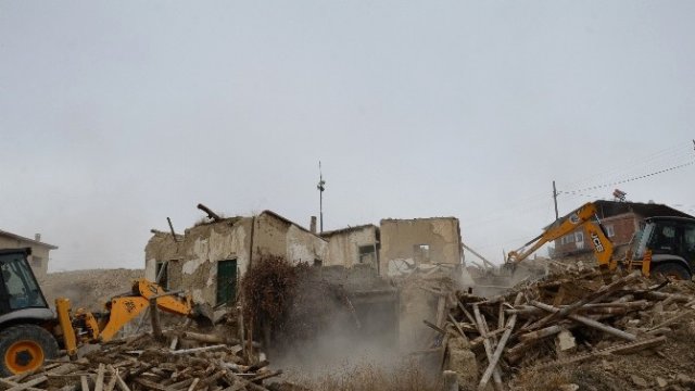 Darende Belediyesi’nin kararıyla  200 yıllık Ermeni evi yıkıldı
