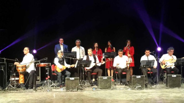 Adana öğretmenlerden oluşan koro Ermenice ezgiler seslendirdi