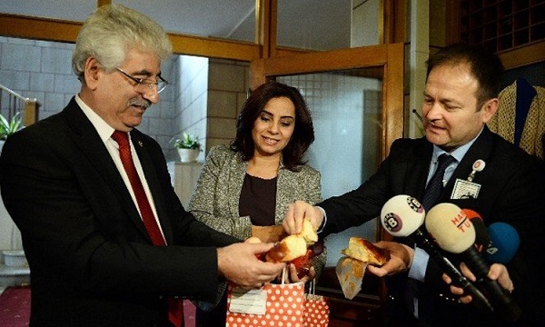Ermeni Milletvekili Selina Doğan Meclis’te Paskalya kutlaması yaptı
