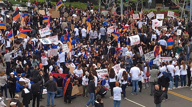 Los Angeles’te binlerce Ermeni Azerbaycan’ı protesto etti