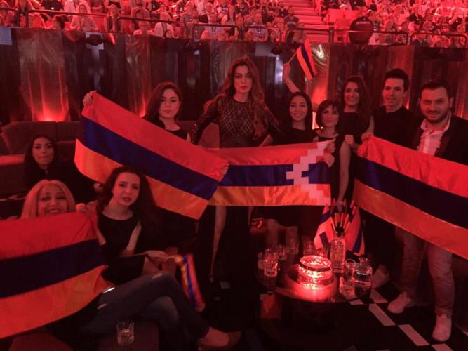Iveta Mukuchyan Eurovision'da Karabağ bayrağını neden salladığını anlattı