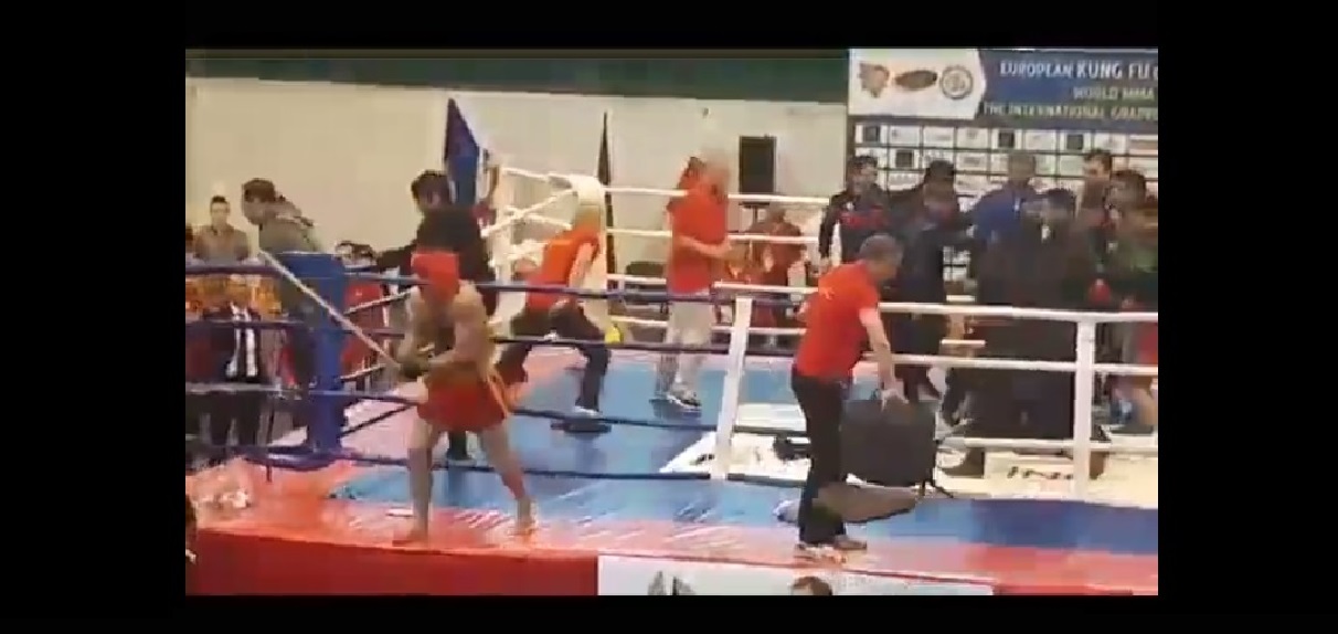 Azerbaycanlılar ringe girerek sopalarla Karabağlı Ermeni sporcu’ya saldırdı (video)