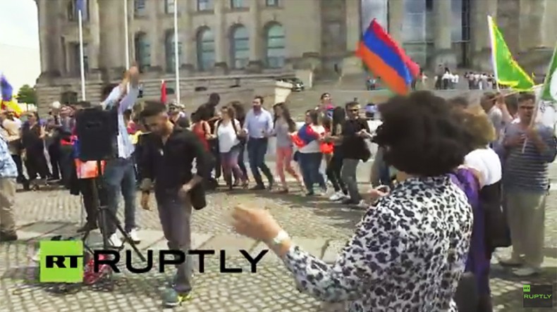 Ermeniler, Bundestag önünde dans ediyorlar (video)