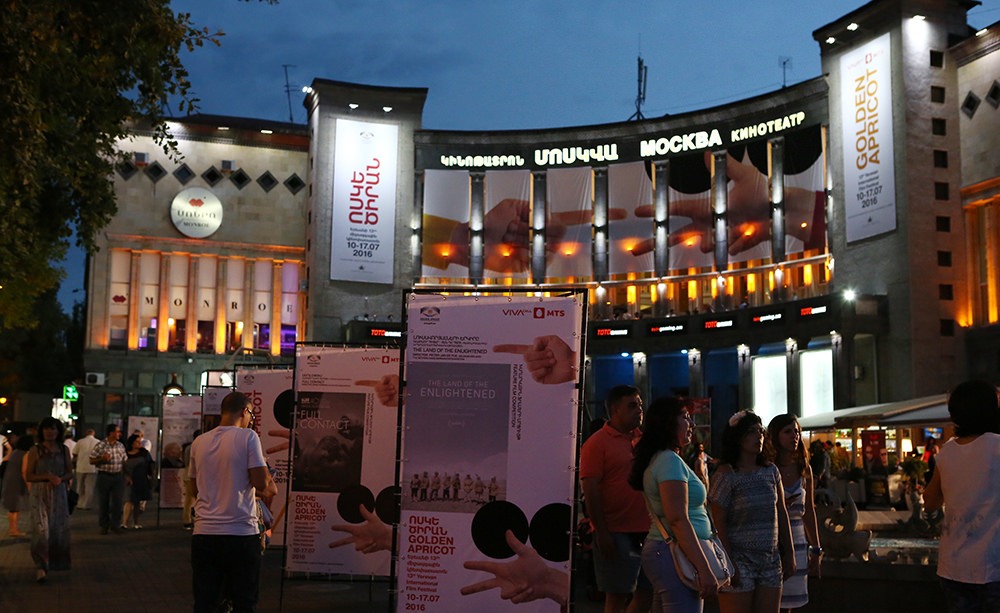 Ermenistan başkentinde uluslararası “Altın Kayısı” film festivali başladı (fotolar)