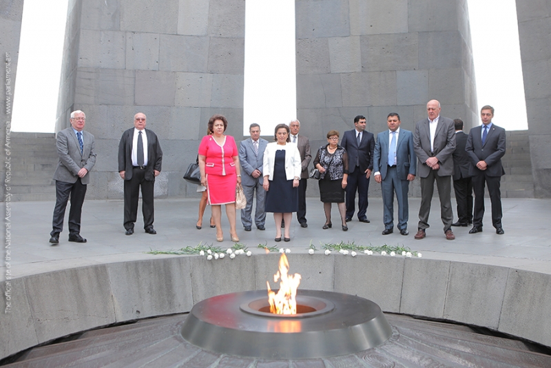 Gürcistan Parlamentosu Başkan Yardımcısı, Ermeni Soykrımı Anıt Kompleksini ziyaret etti