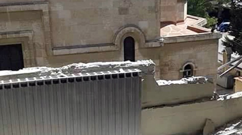 Halep'teki Ermeni Surb Astvatsatsin Kilisesi bombardımandan etkilendi