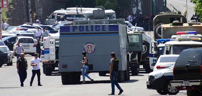 Yerevan’da polisler 50 saattır rehin tutuluyor