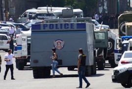 Yerevan’da polisler 50 saattır rehin tutuluyor