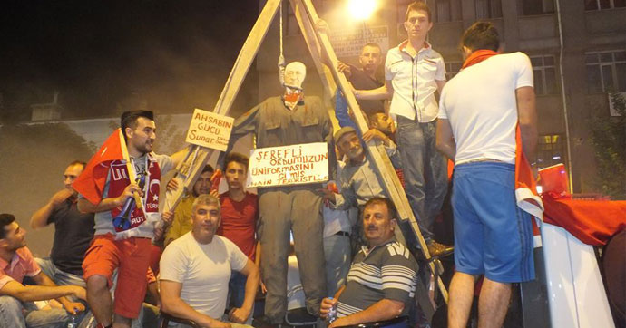 Թուրքիայում քաղաքացիները կախաղան են հանել Ֆեթուլլահ Գյուլենի խրտվիլակը՝ պահանջելով մահապատիժ