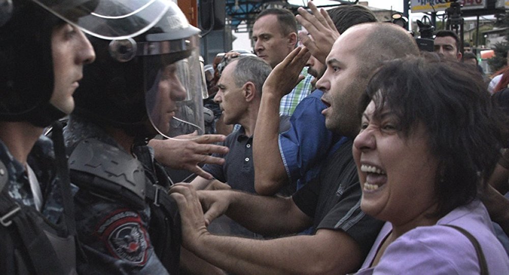 Yerevan'da göstericiler ile polis arasında çatışma yaşandı