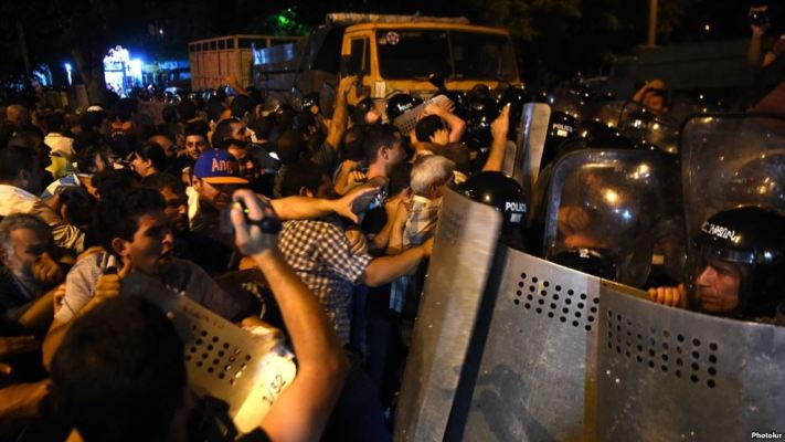 Yerevan'da polis ile eylemciler arasında çıkan çatışmada 51 kişi yaralandı