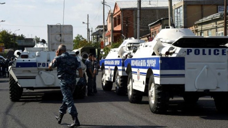 Yerevan’da rehinelerin tutulduğu polis karakolunda bulunanların yemek ve ilaҫ sorunu ҫözülüyor