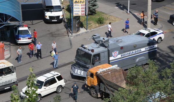 “Sasna tsrer’’, acil sağlık ekibini rehin aldı