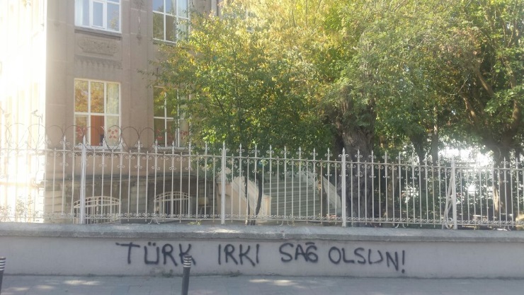 Սկյուտարի հայկական դպրոցի պատին ռասիստական գրություն են թողել