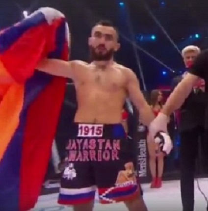 Rusya’yı temsil eden Ermeni sporcu Karabağ bayrağıyla ringe girdi