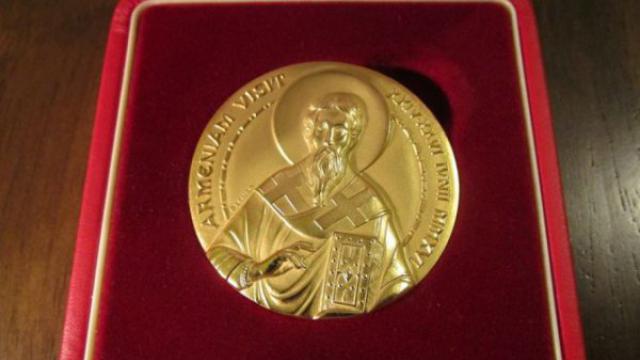 Papa Franciscus, kendisinin en küçük portresini yapan Ermeniye madalya gönderdi
