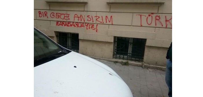 İstanbul’daki Ermeni Mıhitaryan Lisesi'nin duvarına ırkçı yazı
