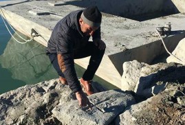 Վանա լճում հայտնաբերվել են քարեր, որոնց վրա խաչ է փորագրված