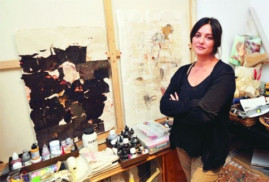 Arzu Başaran’ın ‘Hâlâ… orada’ başlıklı sergisi göçe zorlanan insanların hikayelerini anlatıyor