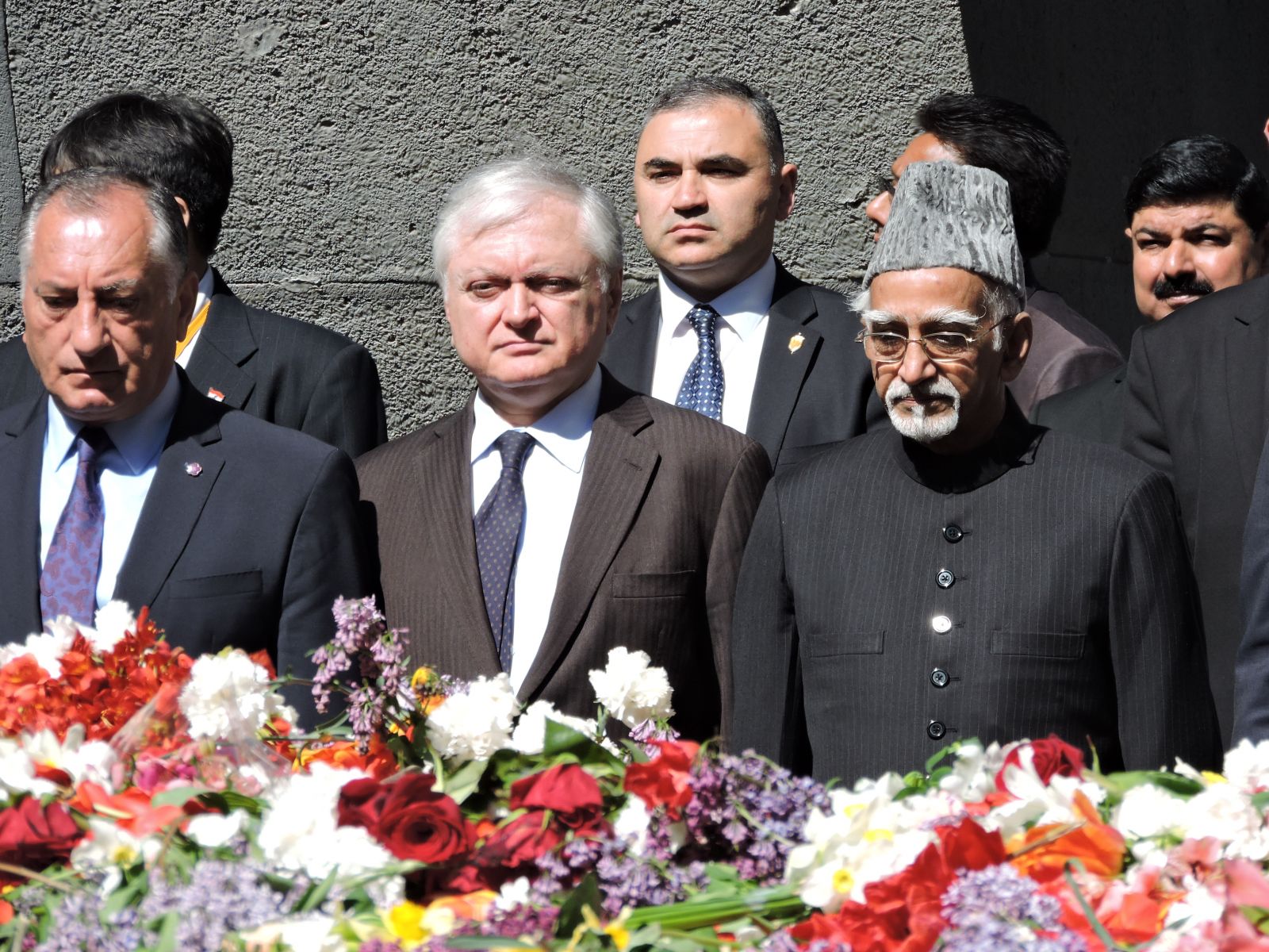 Hindistan Cumhurbaşkanı Yardımcısı Yerevan’daki Ermeni Soykırımı anıtını ziyaret etti