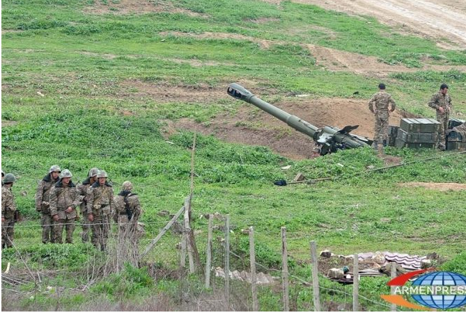 Azerbaycan mevzilerinde zırhlı araç hareketliliği