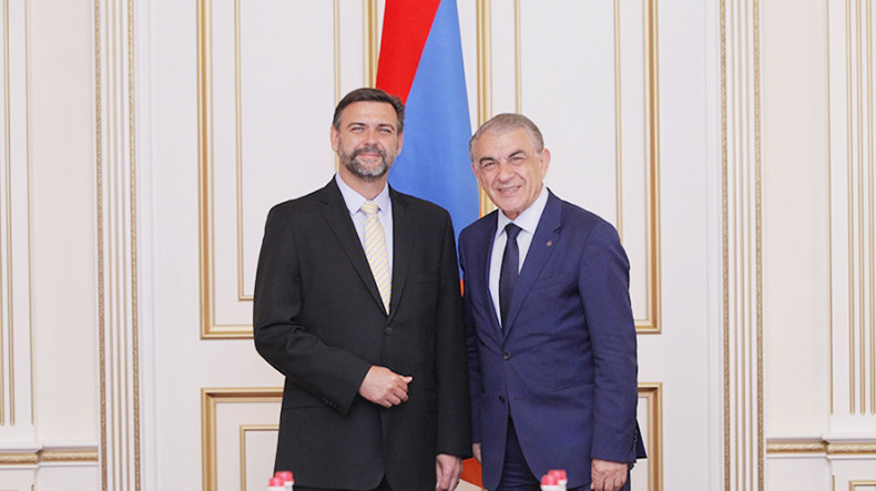 Ermenistan ve Azerbaycan farklı yollar seçti
