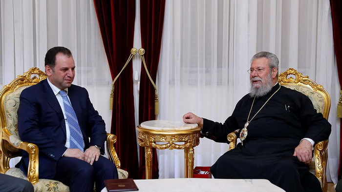 Ermenistan Savunma Bakanı Kıbrıs Başpiskoposu Hrisostomos ile görüştü