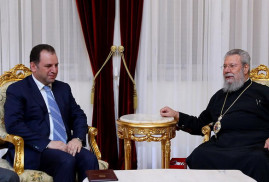 Ermenistan Savunma Bakanı Kıbrıs Başpiskoposu Hrisostomos ile görüştü