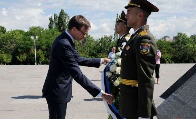 Estonya Dışişleri Bakanı Sven Mikser Ermeni Soykırımı Anıtını ziyaret etti