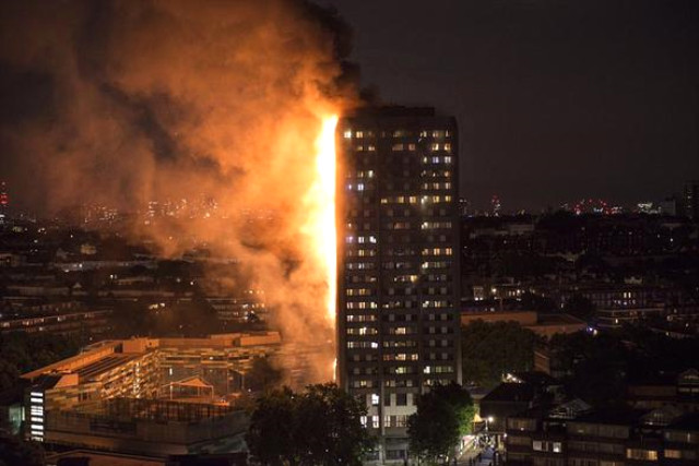 Londra'da 27 katlı bina alev alev yandı: Ölü ve yaralılar var