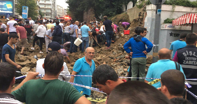 İstanbul’daki Katolik Mezarlığı'nın duvarı yıkıldı