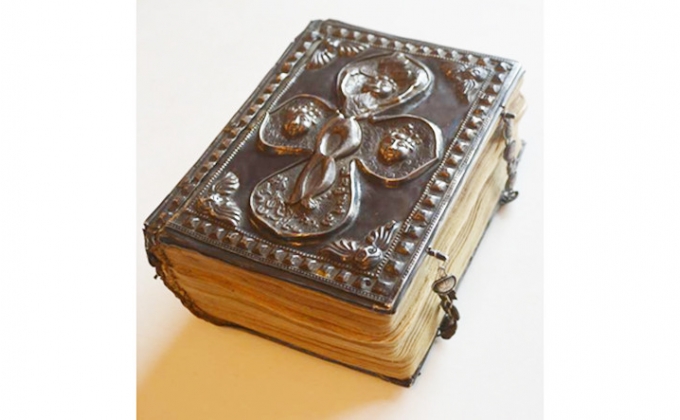 Matenadaran’a 15. yüzyıla ait bir el yazması dua kitabı hediye edildi