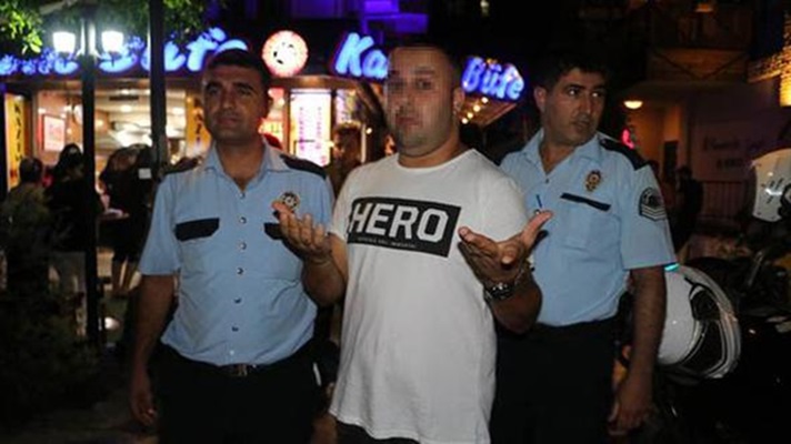Թուրքիայում կրկին «Hero» գրությամբ շապիկ կրելու համար մարդ է ձերբակալվել