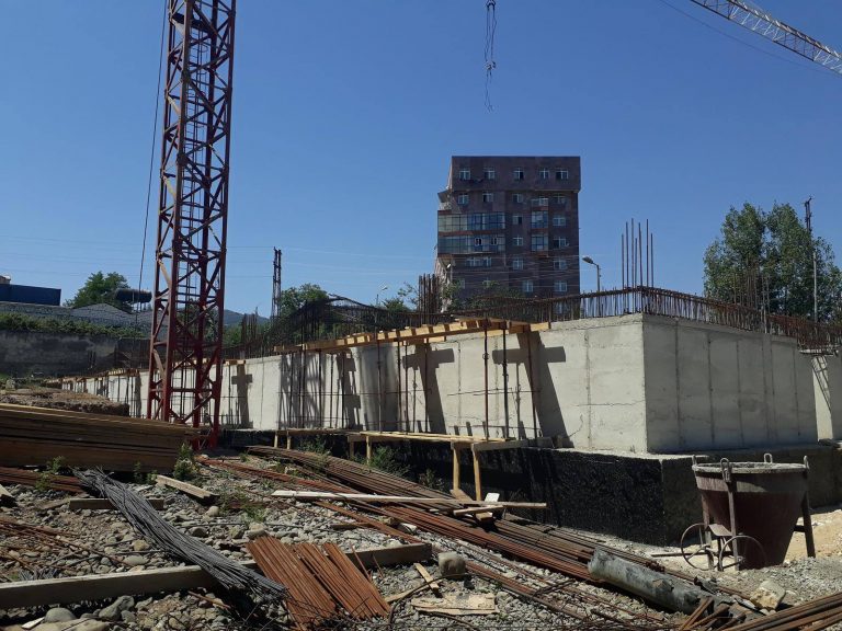 Stepanakert'te Savunma Ordusu subayları için yeni bir apartman inşa ediliyor