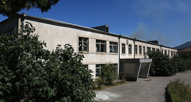 Azerbayacan Silahlı Kuvvetleri Ermenistan’daki okulu ateşe tuttu (fotolar)