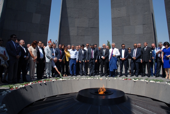 Ermenistan-Diaspora Kongresinin katılımcıları Soykırım anıtını ziyaret etti