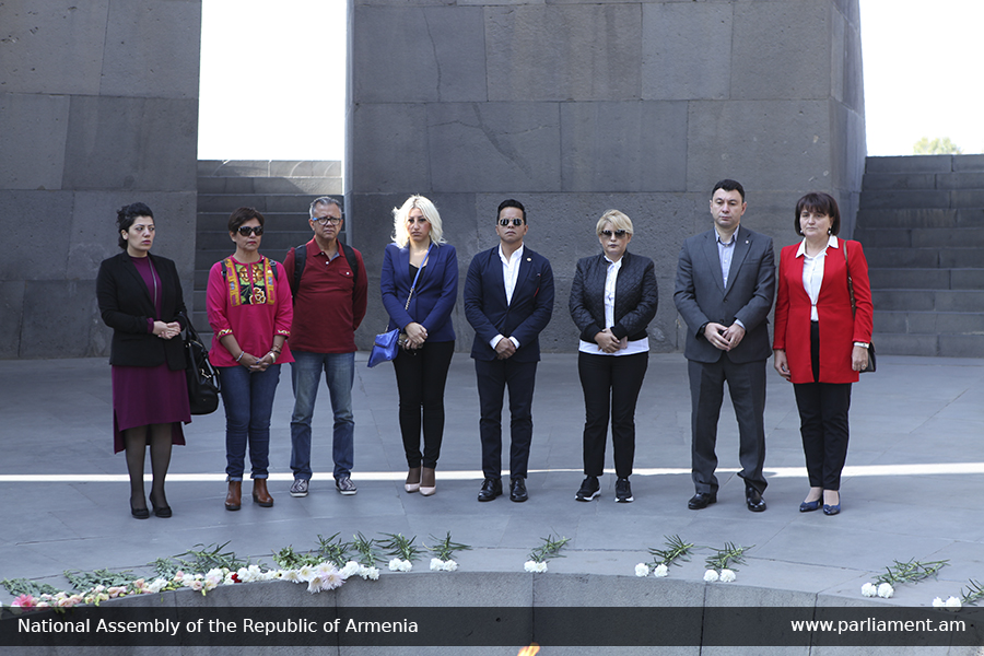 Meksikaʹlı Parlamenterler Ermeni Soykırımı Anıt Kompleksi Tsitsernakaberd ʹi ziyaret etti