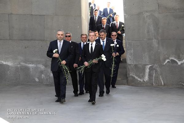 Medvedev Ermeni Soykırımı anıtını ziyaret etti