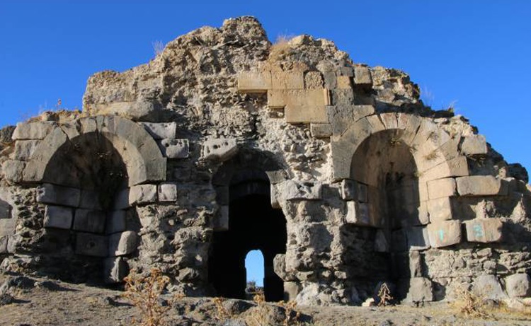 Vanʹın Erciş ilçesinde bulunan 1300 yıllık Ermeni Manastırı yok oluyor
